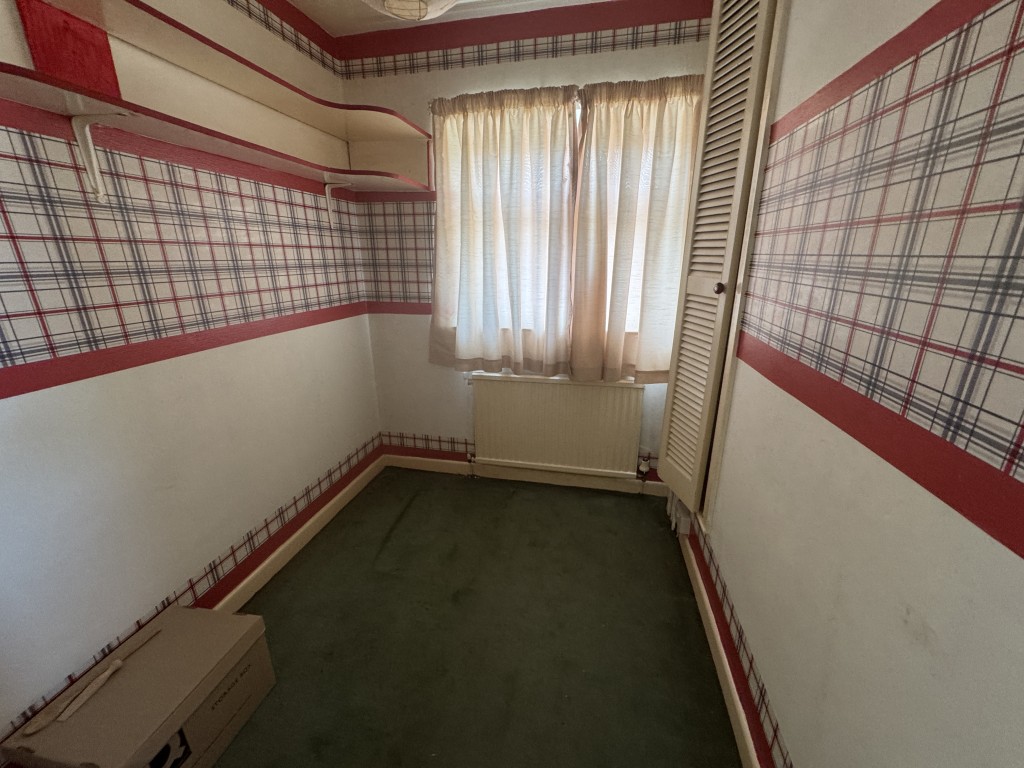 Lot: 44 - SEMI-DETACHED HOUSE FOR IMPROVEMENT - Bedroom three